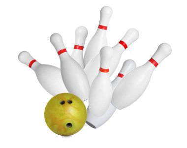 Bowling pimleri ve beyaz arka plan üzerinde topu