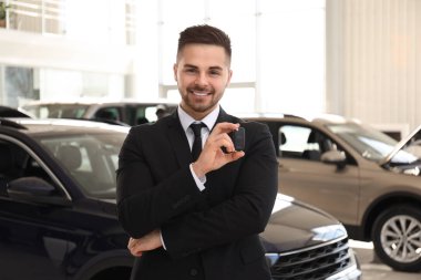 Modern araba salonunda anahtarı olan bir satıcı.