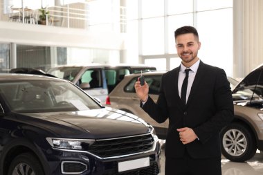Modern araba salonunda anahtarı olan bir satıcı.