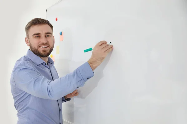 Retrato Joven Profesor Escribiendo Pizarra Blanca Aula —  Fotos de Stock