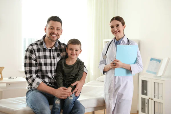 Pai Filho Visitar Pediatra Médico Que Trabalha Com Paciente Hospital — Fotografia de Stock