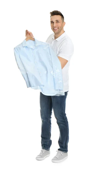 Man Som Håller Hängare Med Skjorta Plastpåse Vit Bakgrund Kemtvättjänster — Stockfoto