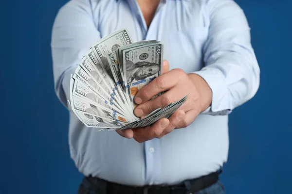 お金を持つシニア男とともに青の背景に クローズアップ — ストック写真