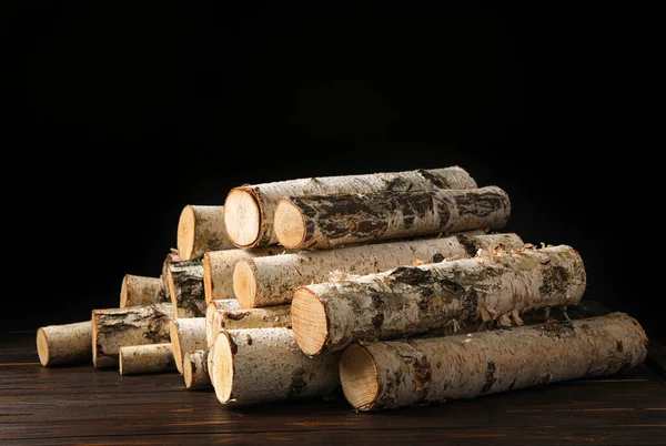 Řezané Dřevo Stole Černém Pozadí — Stock fotografie