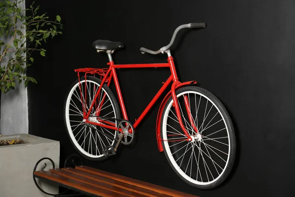 Bicicleta Vermelha Pendurada Parede Preta Dentro Casa — Fotografia de Stock