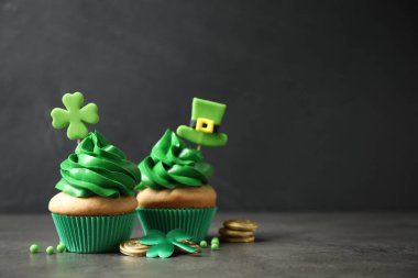 Gri masada nefis dekore edilmiş kapkekler, mesaj için yer. Aziz Patrick Günü kutlaması