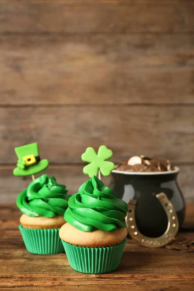 Cupcakes Decorate Oală Monede Aur Masă Lemn Sărbătoarea Patrick — Fotografie, imagine de stoc