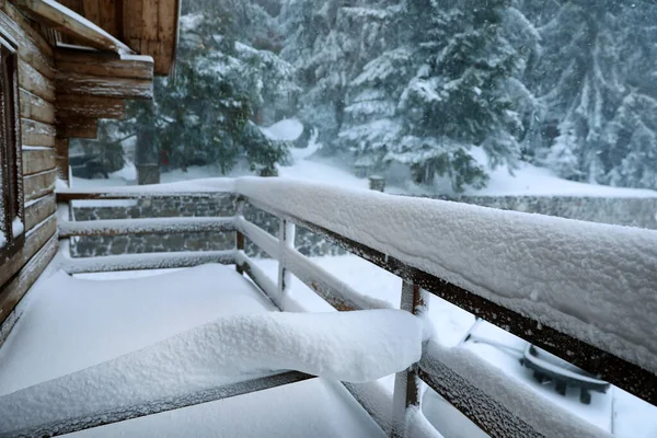 コテージバルコニー雪で覆われた 冬の美 — ストック写真