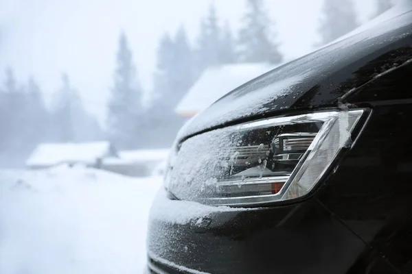 Σύγχρονο Αυτοκίνητο Που Καλύπτεται Στο Χιόνι Εξωτερικούς Χώρους Την Ημέρα — Φωτογραφία Αρχείου
