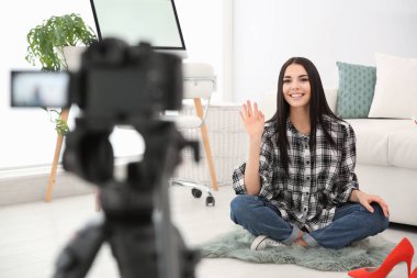 Genç blogcu içerideki kameraya video kaydediyor