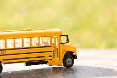 Güneşli bir günde dışarıda sarı oyuncak okul otobüsü. Öğrenci taşımacılığı
