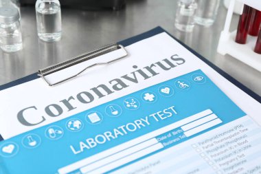 Laboratuvar test listesi ve kelime CORONAVIRUS ile pano gri tablo, yakın plan
