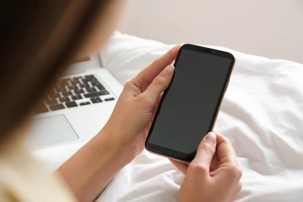 Νεαρή Γυναίκα Που Χρησιμοποιεί Σύγχρονο Smartphone Στο Κρεβάτι Στο Σπίτι — Φωτογραφία Αρχείου