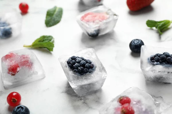Farklı Böğürtlenli Buz Küpleri Beyaz Mermer Masada Nane Şekeri Yakın — Stok fotoğraf