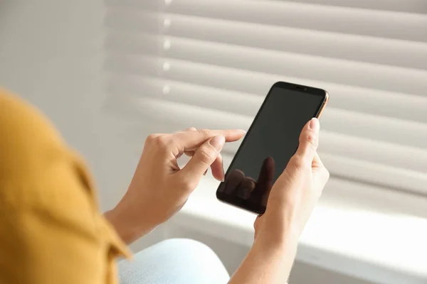 Jovem Mulher Usando Smartphone Moderno Dentro Casa Close — Fotografia de Stock