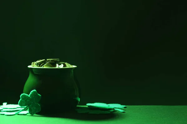 Topf Mit Goldmünzen Und Kleeblättern Auf Grünem Tisch Vor Dunklem — Stockfoto
