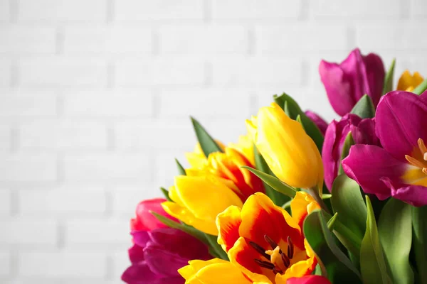 Прекрасні Весняні Тюльпани Стіні Білої Цегли Крупним Планом Простір Тексту — стокове фото