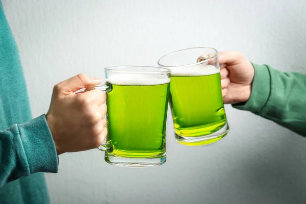 Homem Mulher Brindando Com Cerveja Verde Fundo Branco Close Celebração — Fotografia de Stock