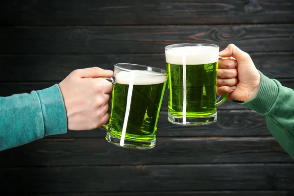 Homem Mulher Brindar Com Cerveja Verde Fundo Madeira Preta Close — Fotografia de Stock