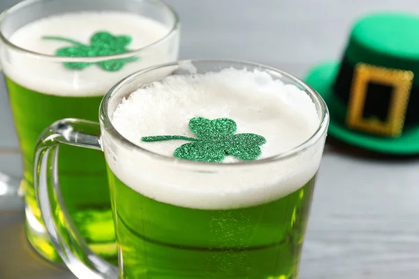 Groen Bier Klaverbladeren Tafel Close Patrick Day Viering — Stockfoto