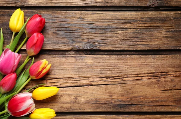 Prachtige Lente Tulpen Houten Ondergrond Plat Gelegd Ruimte Voor Tekst — Stockfoto