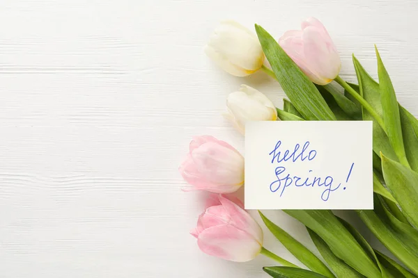 Карточка Словами Hello Spring Тюльпаны Белом Деревянном Столе Плоский Уголок — стоковое фото