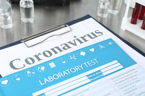 Vágólap Laboratóriumi Tesztlistával Coronavirus Szóval Szürke Asztalon Közelkép — Stock Fotó