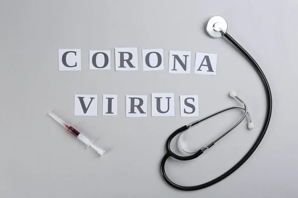 Плоска Композиція Словами Corona Virus Стетоскоп Шприц Світло Сірому Фоні — стокове фото