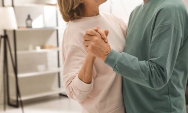 Mutlu son sınıf çifti evde dans ediyor, yakın çekim.