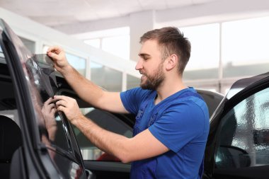 Atölyede folyo ile araba boyama