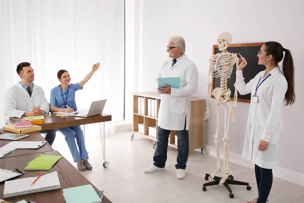 Studenti Medicina Professore Che Studiano Anatomia Dello Scheletro Umano Classe — Foto Stock