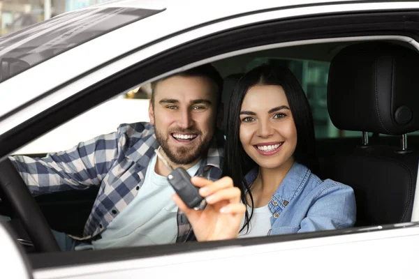 Coppia Felice Con Chiave Della Macchina Seduta Auto Moderna Concessionaria — Foto Stock