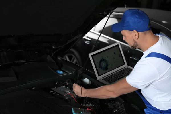 Mechanica Met Laptop Doet Auto Kenmerkend Bij Auto Reparatiewerkplaats — Stockfoto