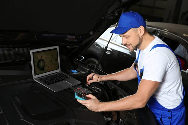 Mechanica Met Laptop Doet Auto Kenmerkend Bij Auto Reparatiewerkplaats — Stockfoto