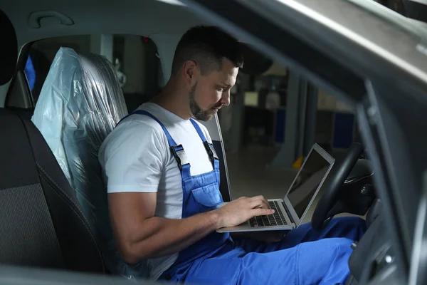 Mechanic Laptop Doing Car Diagnostic Automobile Repair Shop — 图库照片