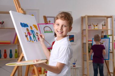 Odada ders sırasında şirin küçük çocuk resimleri.