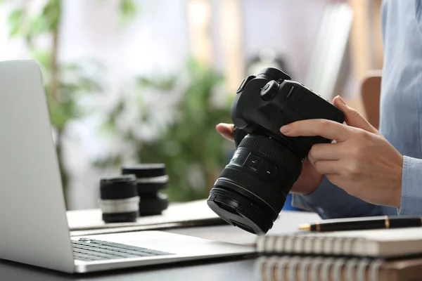 Novinář Kamerou Pracující Stolu Detailní Záběr — Stock fotografie