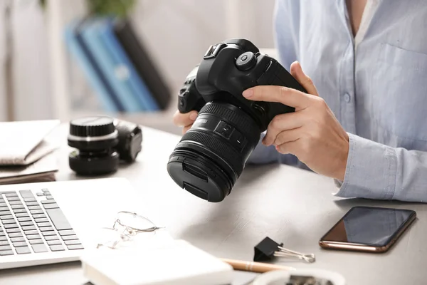 Jornalista Com Câmera Trabalhando Mesa Close — Fotografia de Stock