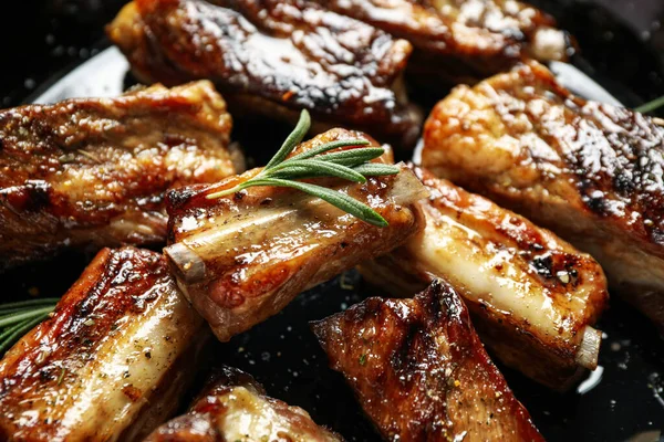 Deliciosas Costillas Parrilla Con Romero Vista Cerca — Foto de Stock