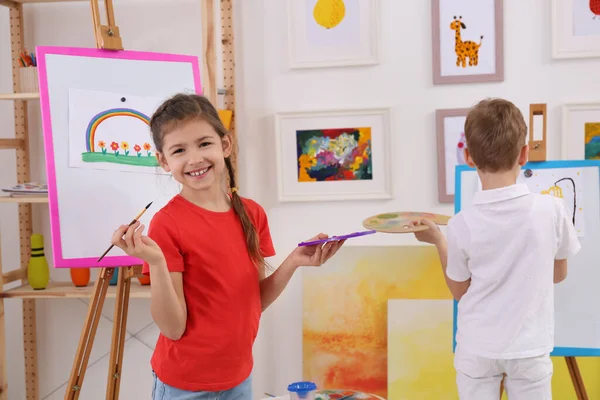 教室で絵を描くかわいい子供たち — ストック写真