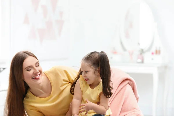 Joven Madre Con Hija Pequeña Divirtiéndose Casa — Foto de Stock