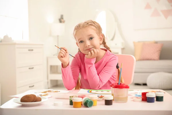 Bonito Pequena Criança Pintura Mesa Quarto — Fotografia de Stock