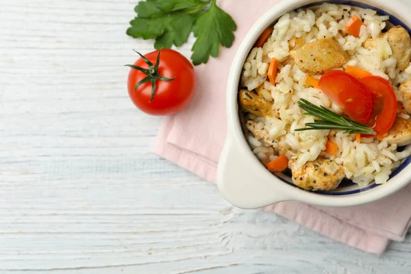 Delicioso Risoto Frango Servido Mesa Madeira Branca Flat Lay Espaço — Fotografia de Stock