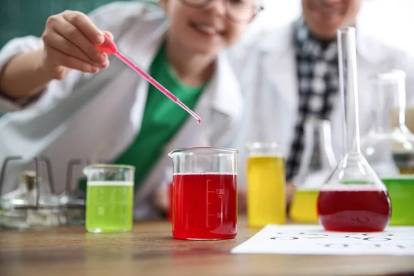 Kimya Sınıfında Öğrenci Deneyi Yapan Öğretmen Mataraya Odaklan — Stok fotoğraf