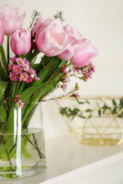 Beau Bouquet Avec Tulipes Rose Printemps Sur Étagère — Photo