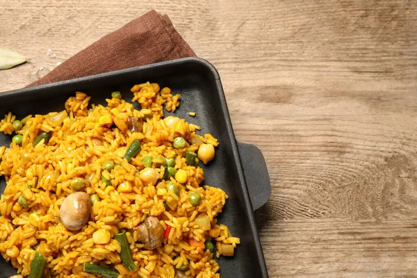 Köstliche Reispilaf Mit Gemüse Auf Holztisch Draufsicht — Stockfoto