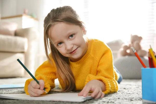 Маленькая Девочка Рисует Полу Дома — стоковое фото