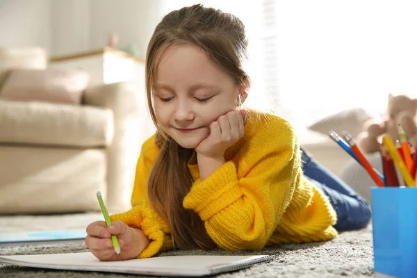 Маленькая Девочка Рисует Полу Дома — стоковое фото
