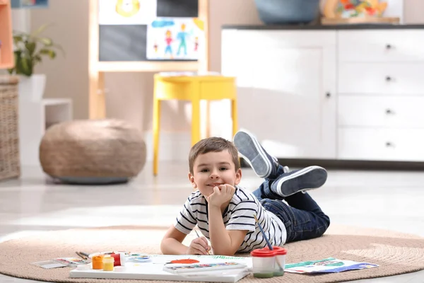 Pequeño Niño Pintando Suelo Casa — Foto de Stock