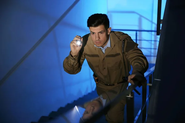 Guarda Segurança Profissional Com Lanterna Nas Escadas Quarto Escuro — Fotografia de Stock